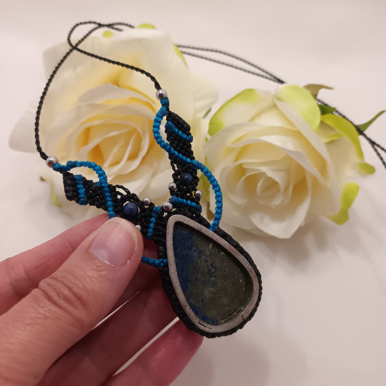 Collier lapis‑lazuli - 4 × 2,6 cm - micro‑macramé - réglable