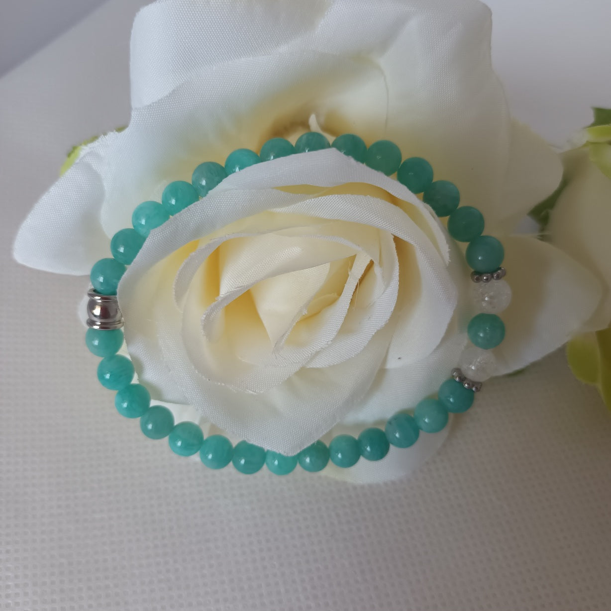 Bracelet amazonite du Pérou et cristal de roche 6 mm - breloques acier inox - élastique 16 cm