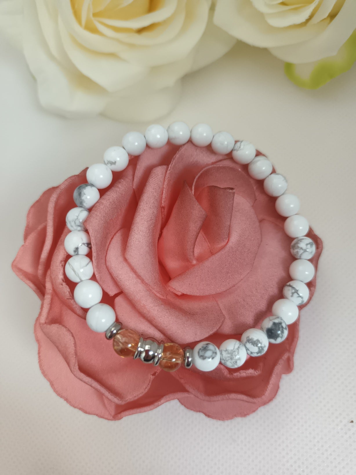 Bracelet howlite et citrine 6 mm - breloques acier inox  élastique 17 cm