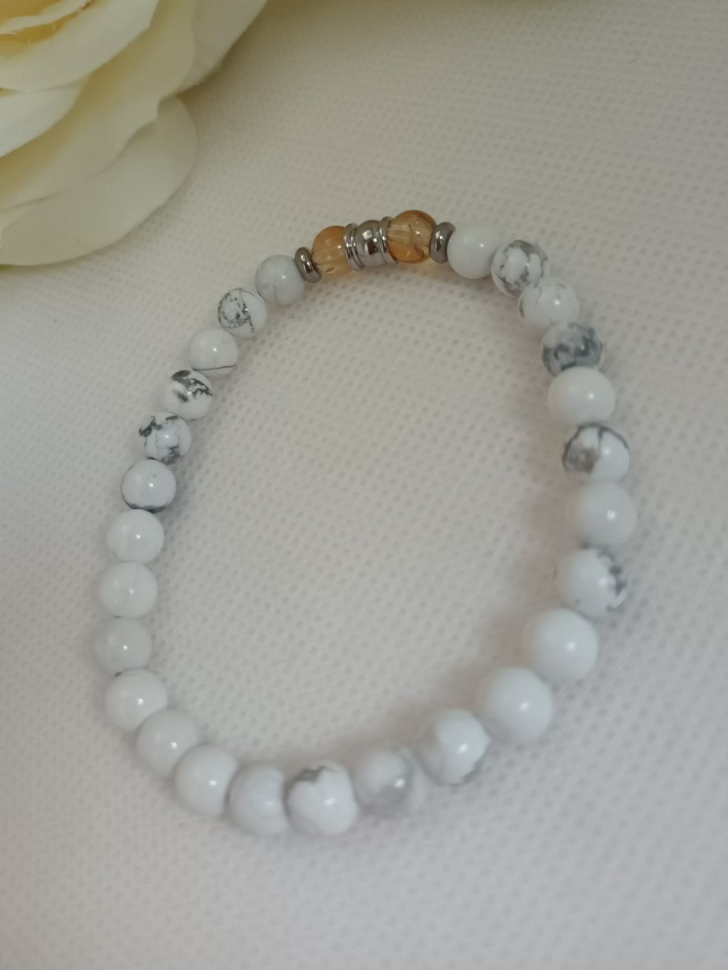 Bracelet howlite et citrine 6 mm - breloques acier inox  élastique 17 cm