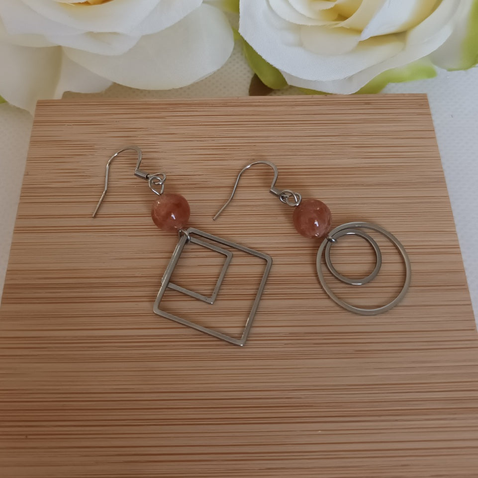 Boucles d’oreilles pierre de soleil - acier inoxydable - modèle dépareillé