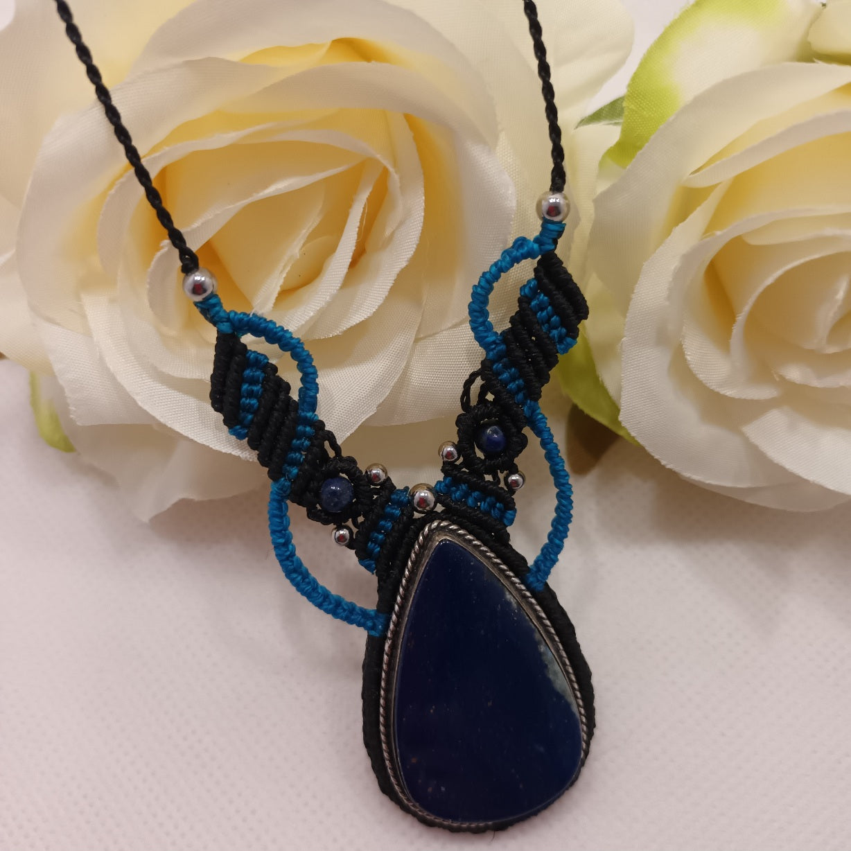Collier lapis‑lazuli - 4 × 2,6 cm - micro‑macramé - réglable