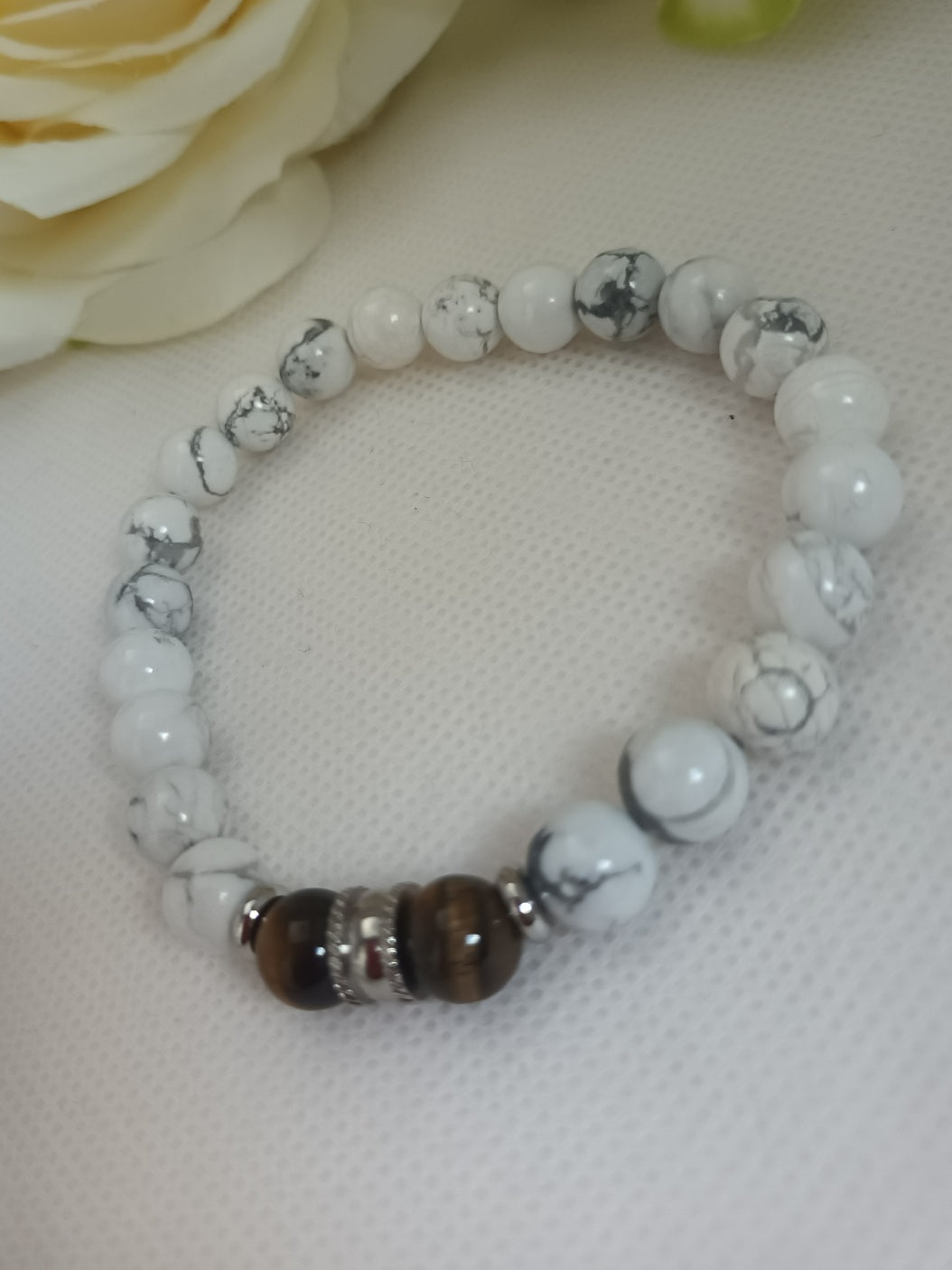 Bracelet howlite et œil de tigre 8 mm - breloques acier inox - élastique 18 cm