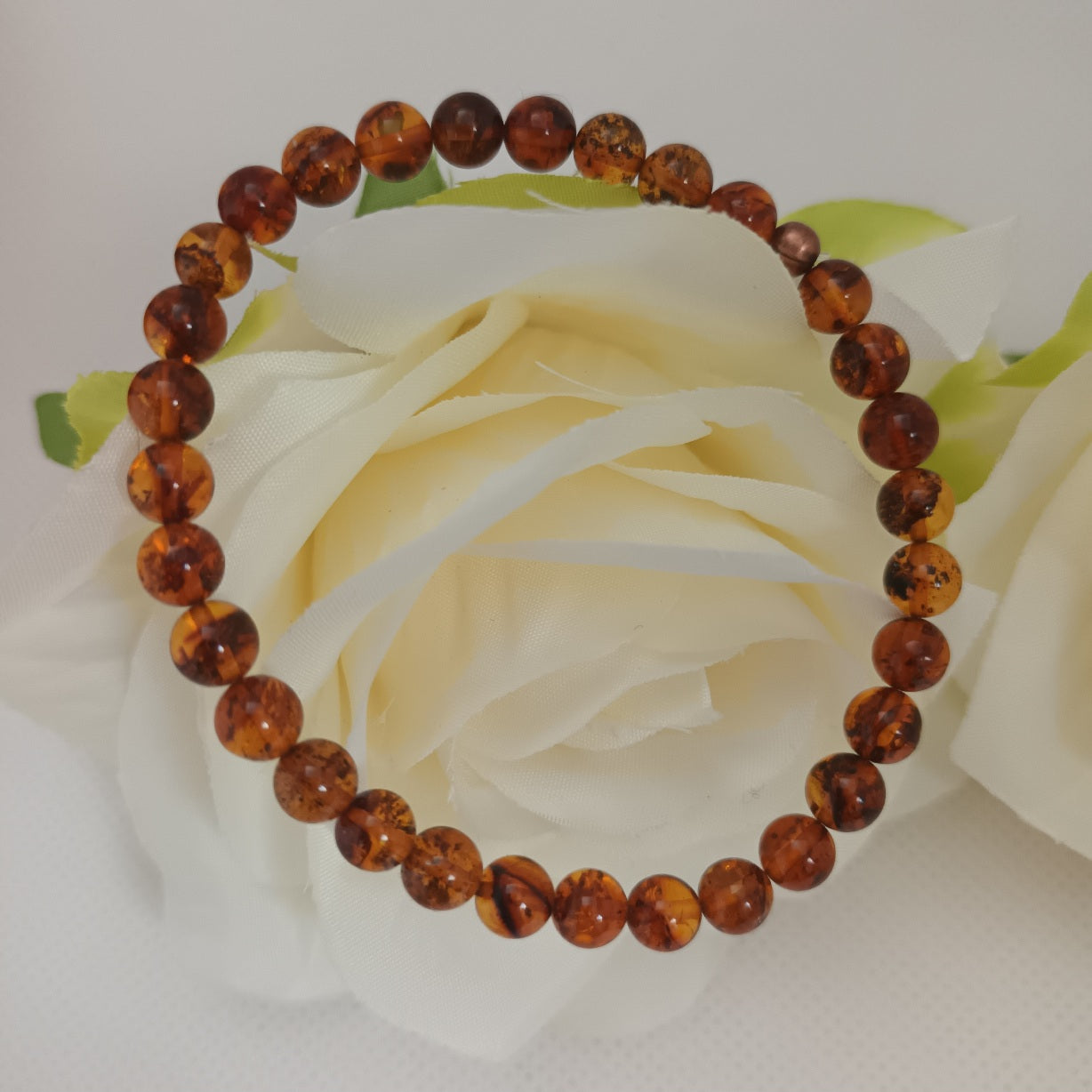 Bracelet ambre naturel 6 mm - perle laiton - élastique 16 cm