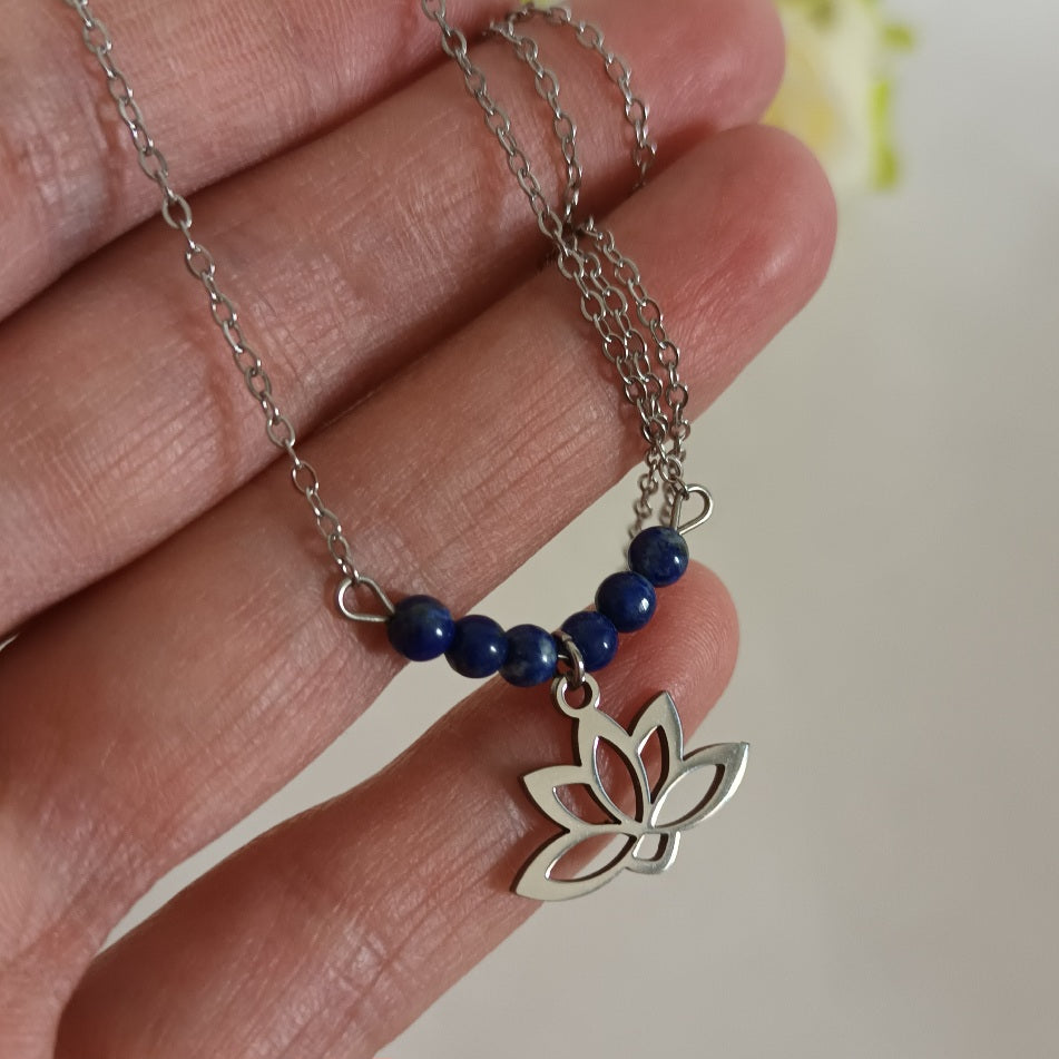Collier lapis‑lazuli - fleur de lotus 1 × 2 cm - perles 4 mm - acier inox argent