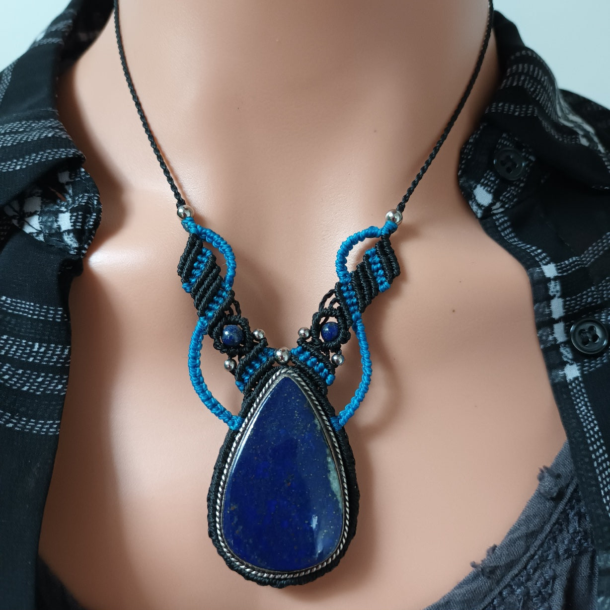 Collier lapis‑lazuli - 4 × 2,6 cm - micro‑macramé - réglable