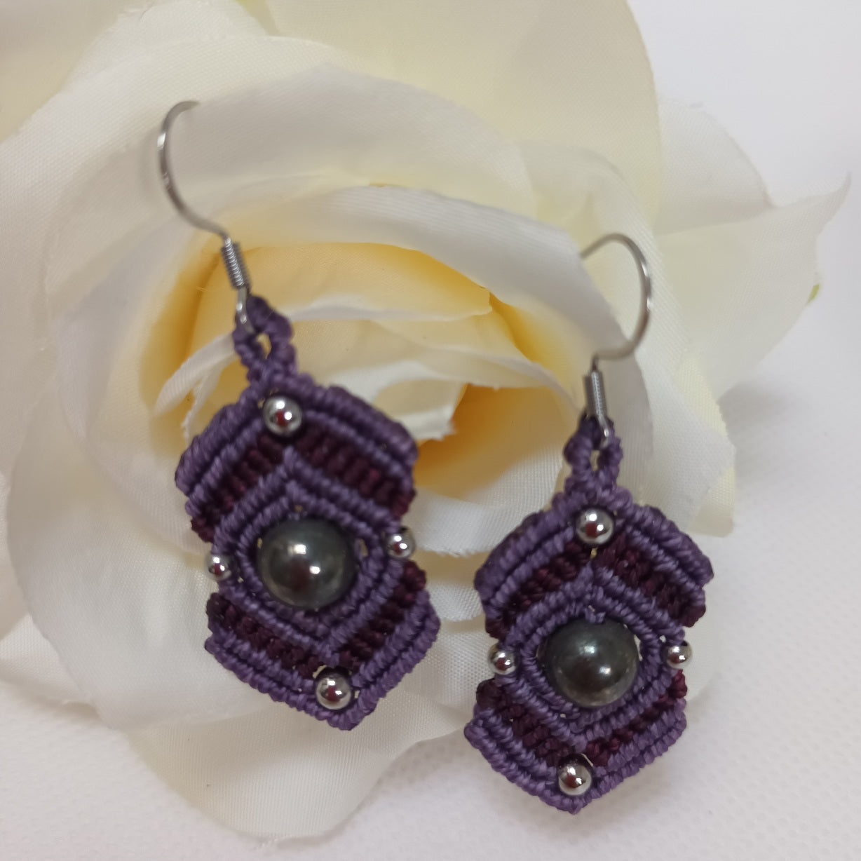 Boucles d’oreilles pyrite - micro‑macramé - acier inoxydable - 5,6 × 2 cm