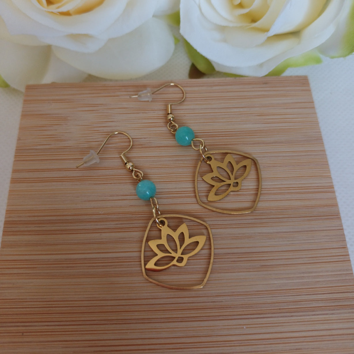 Boucles d’oreilles amazonite du Pérou & fleur de lotus - acier inoxydable - 5,4 × 2,2 cm