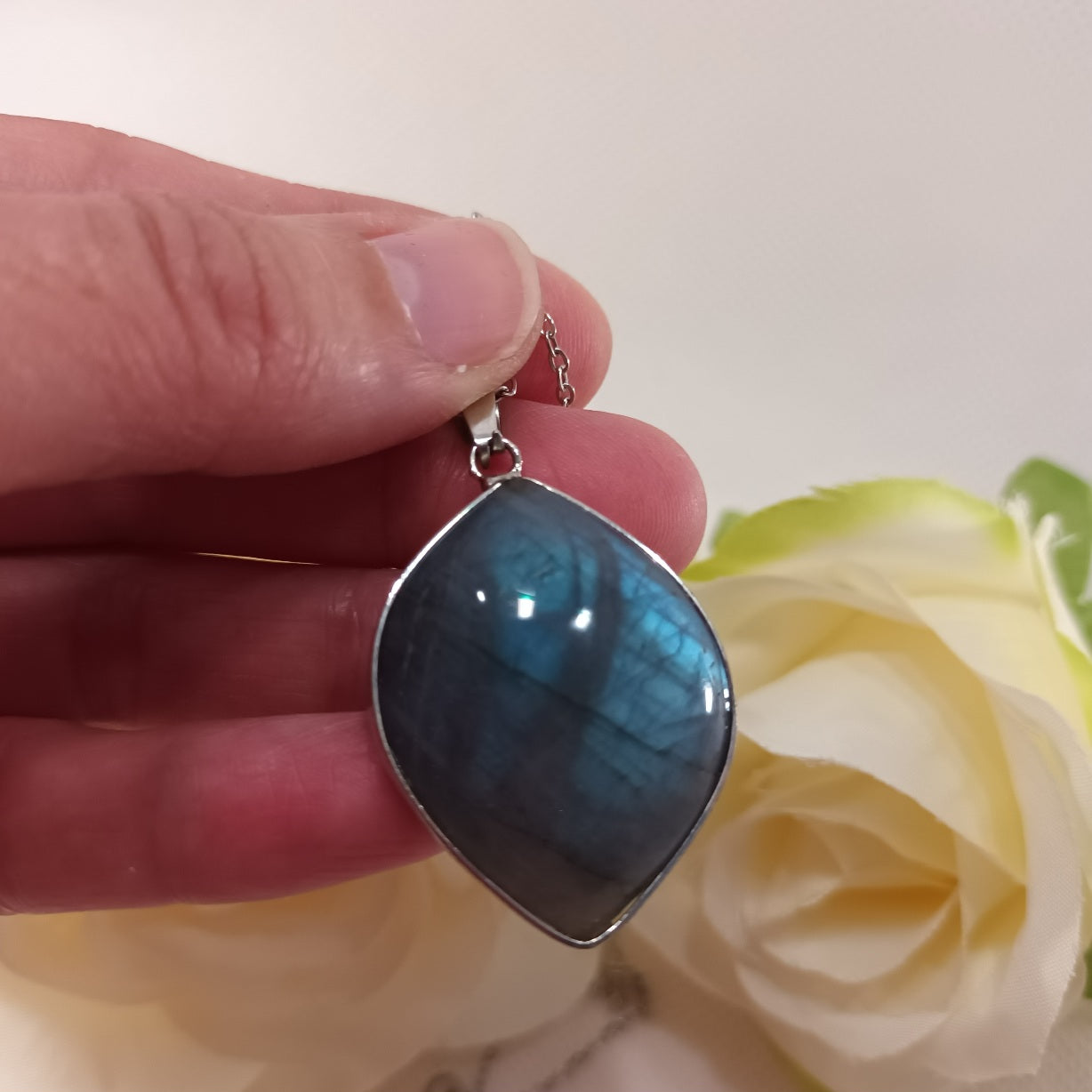 Pendentif labradorite sertie - 3,5 × 2,5 cm - chaîne acier inox argent