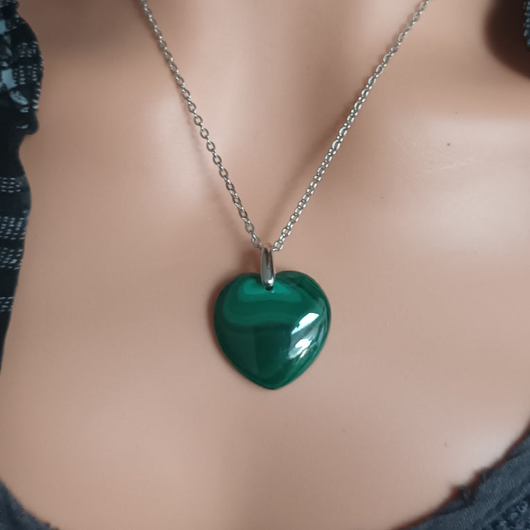 Pendentif cœur en malachite - chaîne acier inox - 2,2 cm