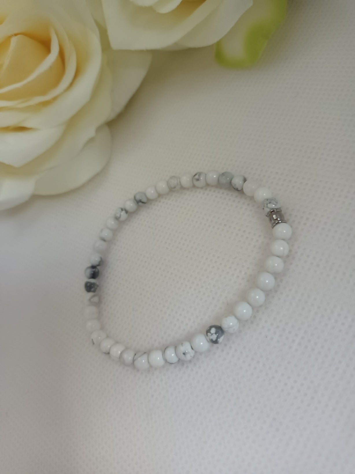 Bracelet howlite 4 mm - perle acier inox - élastique 16 cm
