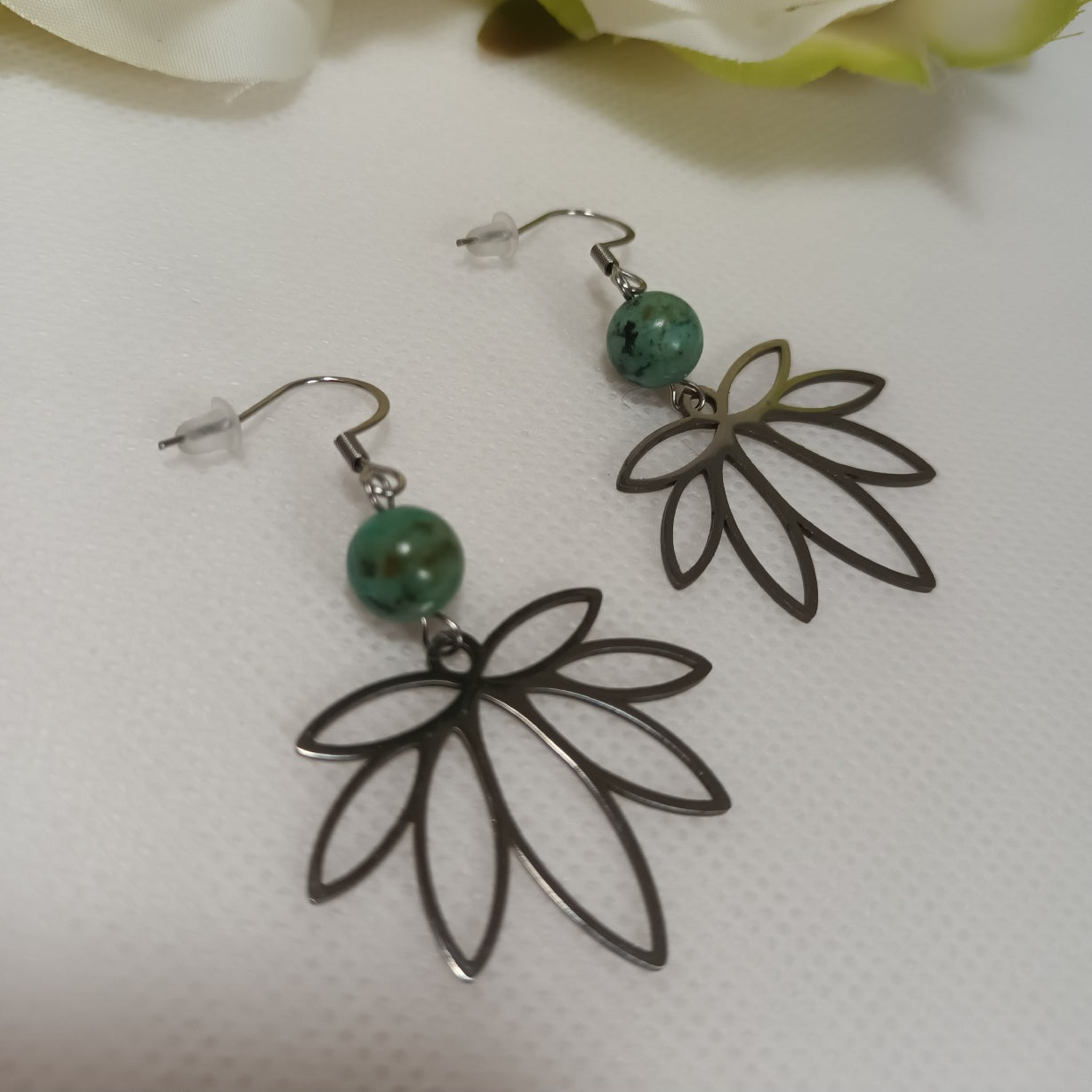 Boucles d’oreilles turquoise d’Afrique & motif feuille - acier inoxydable - 5,8 × 3,5 cm