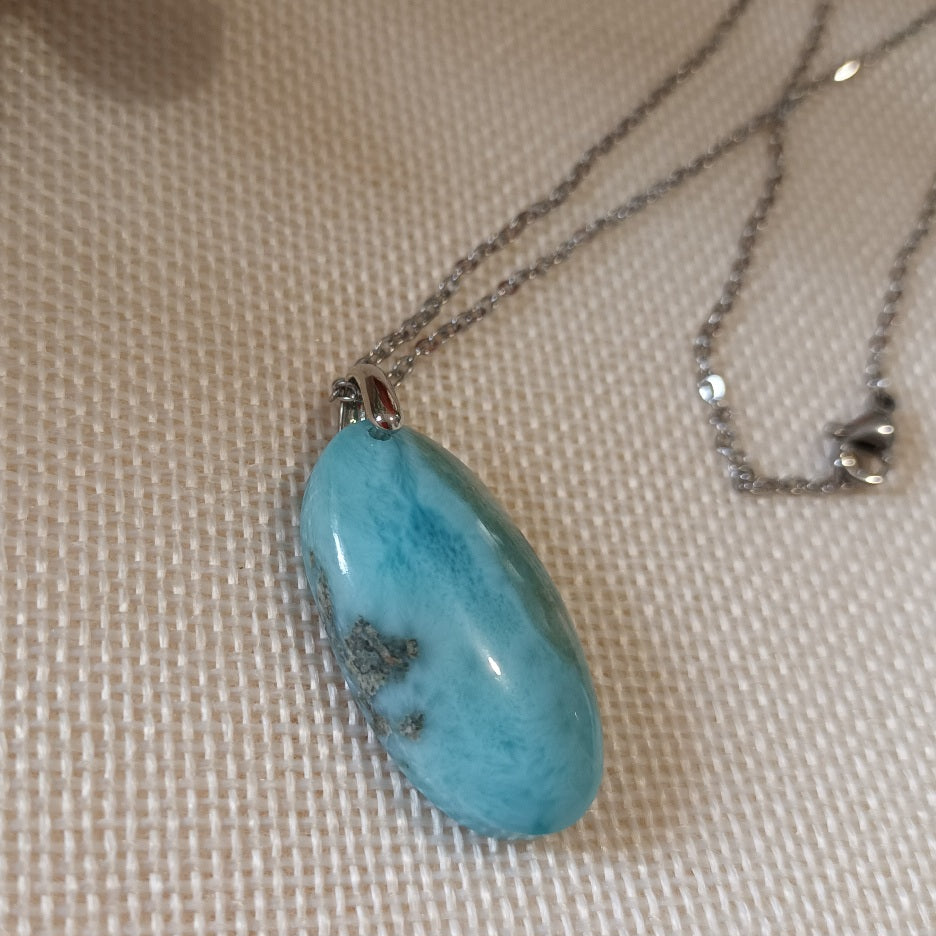 Pendentif larimar 3,2 × 1,6 cm - chaîne acier inox argent