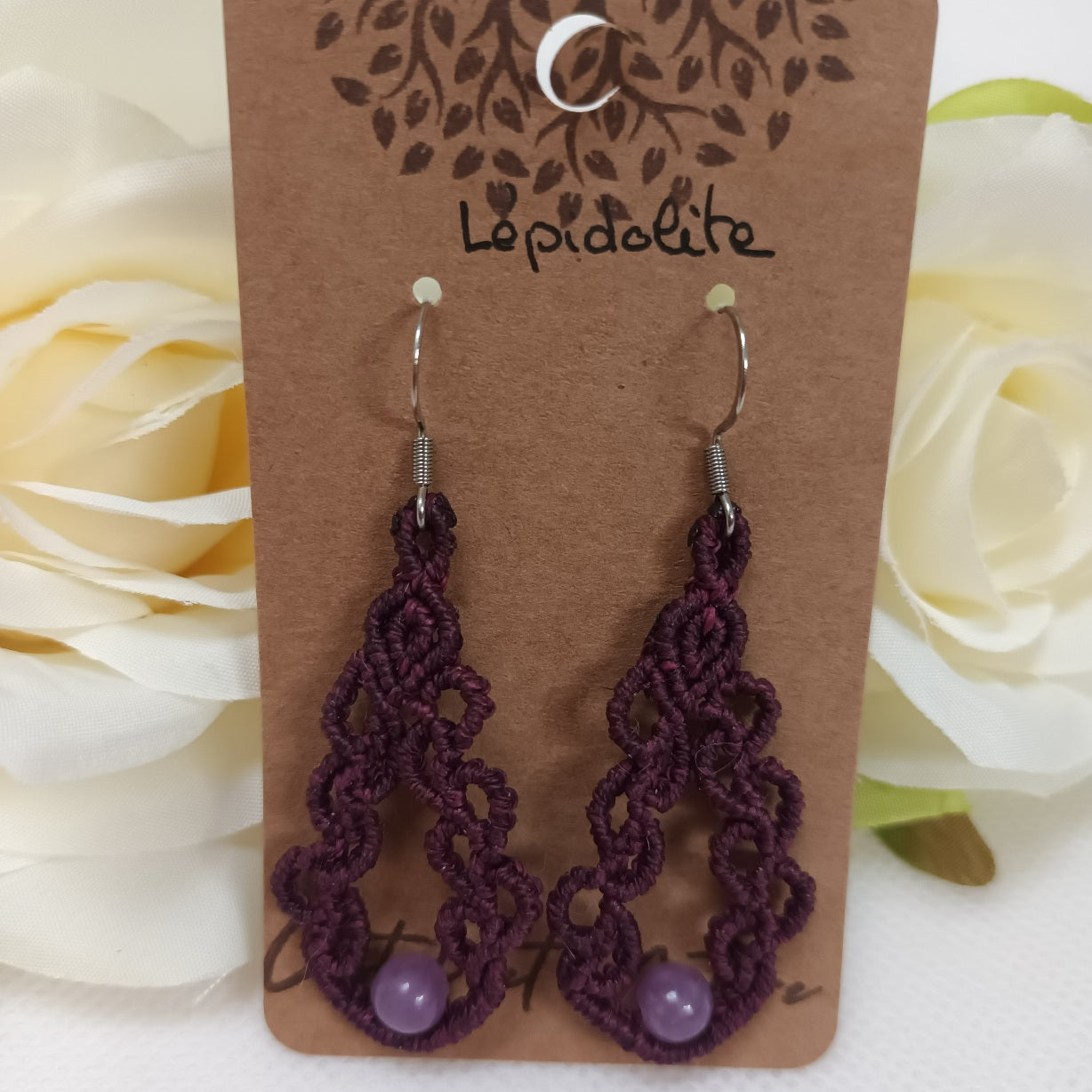 Boucles d’oreilles lépidolite - micro‑macramé - acier inoxydable - 6,3 × 2,2 cm