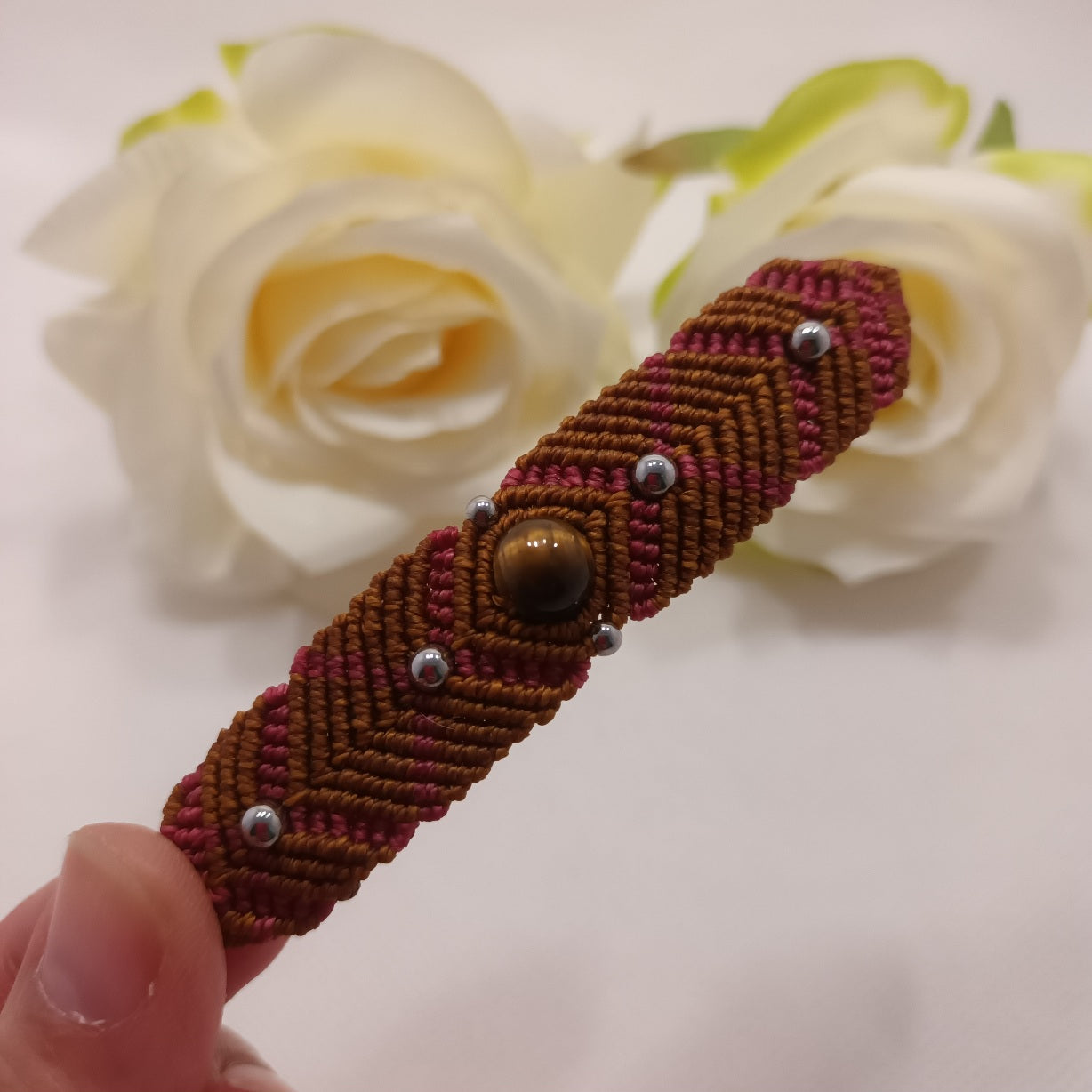 Barrette micro‑macramé et œil de tigre